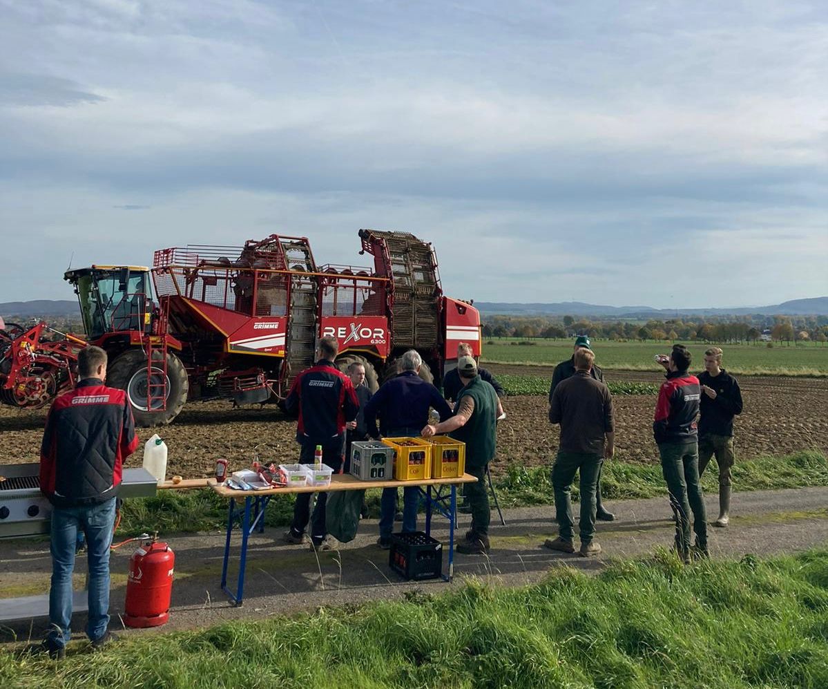 GRIMMEGroup's tweet photo. #RowShow2022 
Always a strong performance - on and off the field! 
The #REXOR6300 with a new header design for increased separation and the latest in-cap technology. Next to the field, our trainees also do a great job on the grill 🖥️🌭#GRIMME #CCI1200 #SmartView https://t.co/QU5wFbW6DT