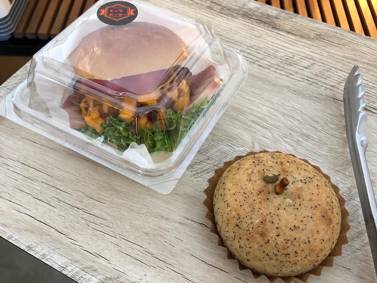 massara_nati's tweet photo. #加須市 で人気のパン屋さんで購入したハンバーガー🍔
その名も"ビッグバーガー"
ボリューミーでジューシーなハンバーグに分厚いベーコン、そしてチェダーチーズ♪
めっちゃ美味しかったよ〜😊
『LO CALM(#ロカーム)』
#LOCALM
埼玉県加須市三俣2-20-1
#加須市のベーカリー
#加須市のパン屋さん https://t.co/apxcObJK37