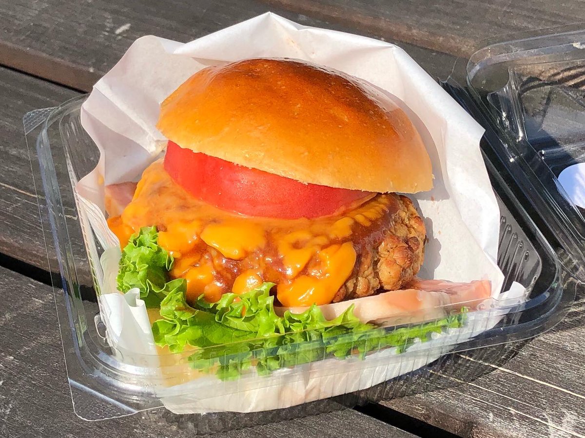 massara_nati's tweet photo. #加須市 で人気のパン屋さんで購入したハンバーガー🍔
その名も"ビッグバーガー"
ボリューミーでジューシーなハンバーグに分厚いベーコン、そしてチェダーチーズ♪
めっちゃ美味しかったよ〜😊
『LO CALM(#ロカーム)』
#LOCALM
埼玉県加須市三俣2-20-1
#加須市のベーカリー
#加須市のパン屋さん https://t.co/apxcObJK37