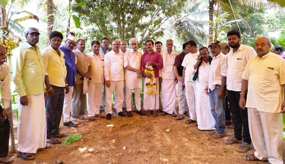 HalappaMurali's tweet photo. #ತುಮಕೂರು ಜಿಲ್ಲೆಯ ಎಲ್ಲಾ ತಾಲ್ಲೂಕುಗಳ ರೈತರೊಂದಿಗೆ ಸಂವಾದ ಜಾನುವಾರುಗಳಲ್ಲಿ ವ್ಯಾಪಕವಾಗಿ ಹರಡುತ್ತಿರುವ ಚರ್ಮಗಂಟು ರೋಗ, ಕುರಿಗಳಲ್ಲಿ ನೀಲಿ ನಾಲಿಗೆ ರೋಗ ಮತ್ತು ಅಡಿಕೆ - ತೆಂಗು - ಬಾಳೆ ಬೆಳೆಗಾರರರ ಸಮಸ್ಯೆಗಳ ಕುರಿತು ಚರ್ಚಿಸಲಾಯಿತು...

#tumkur #Chikkanayakanahalli #Gubbi #Sira #former #formerlife #Congress https://t.co/BOwow1lVcu