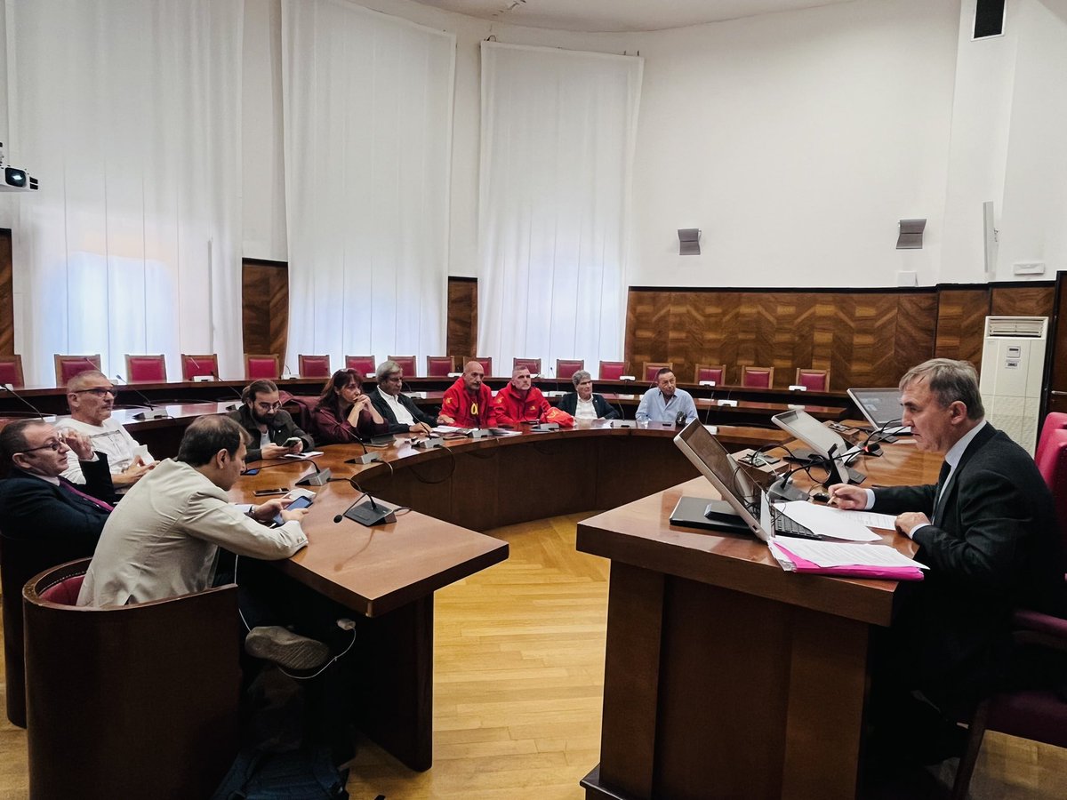 🔴⚙️ Inizia il tavolo sulla vertenza #exWhirlpool di #Napoli.
#NapoliNonNolla