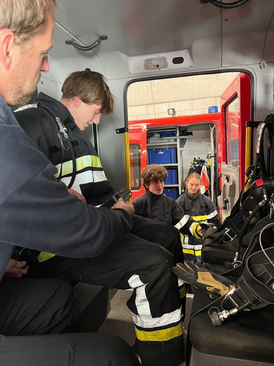 netw_BW's tweet photo. Ook bij onze hulpverleningszones staken jongeren de handen uit de mouwen in het kader van #youca22. 

Fijn initiatief en ongetwijfeld een leuke kennismaking met wat de brandweer te bieden heeft! #youthforchangeandaction #youca https://t.co/DfX5OsIoRt