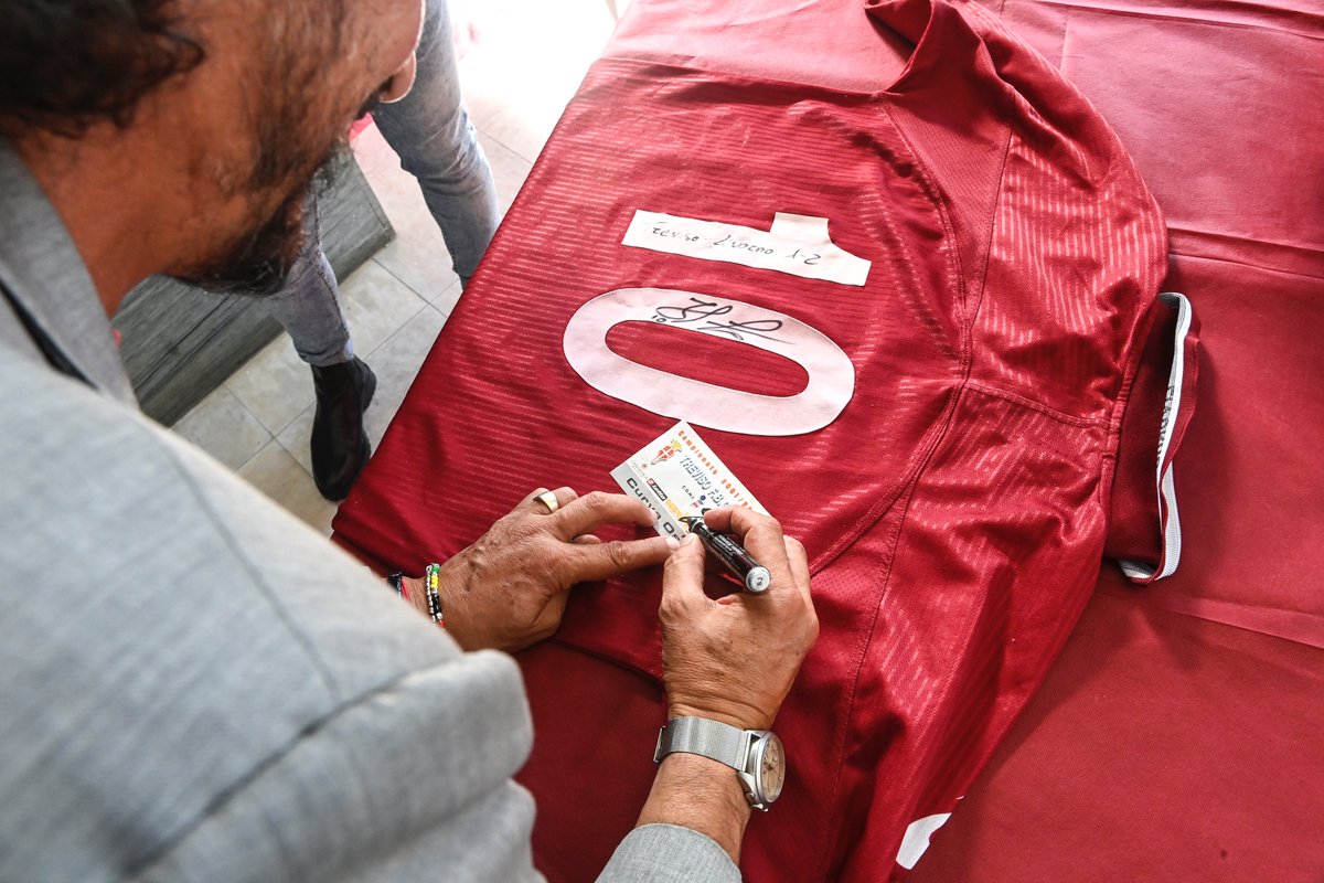 uslivorno1915's tweet photo. 🔟 Quella maglia lì... 😍

Il collezionista Garzelli è riuscito a recuperare la maglia indossata da Protti a Treviso, il 28 aprile 2002, una delle partite più importanti della nostra storia

👉 La maglia verrà esposta a bordo campo in occasione di Us Livorno-Grosseto di domenica https://t.co/udLbpxfTnY