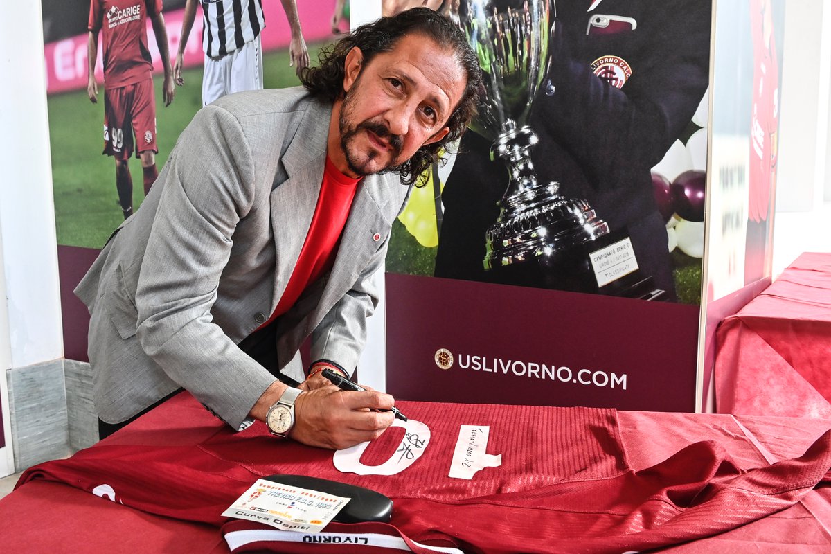 uslivorno1915's tweet photo. 🔟 Quella maglia lì... 😍

Il collezionista Garzelli è riuscito a recuperare la maglia indossata da Protti a Treviso, il 28 aprile 2002, una delle partite più importanti della nostra storia

👉 La maglia verrà esposta a bordo campo in occasione di Us Livorno-Grosseto di domenica https://t.co/udLbpxfTnY