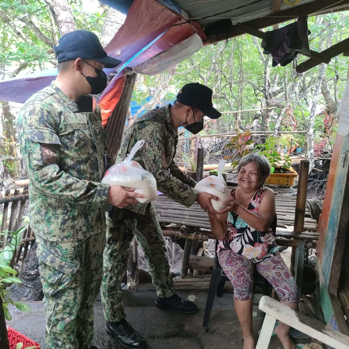 2ndsoucoron's tweet photo. PNP COMMUNITY OUTREACH PROGRAM thru giving of Food packs containing 4 kilos of rice, noodles, coffee and can goods to the twenty (20) Senior Citizens and less fortunate family. 
#lifeisbeautiful
#KaligtasanNyoSagotKo
#TulongTulongTayo
#MKKequalsK
#PNPKakampiNyo https://t.co/gsbmhgSTvg