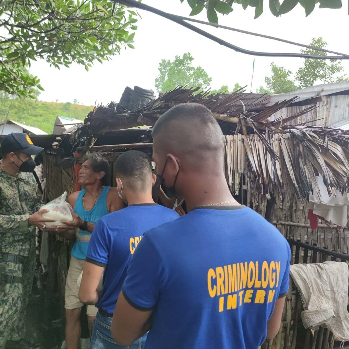 2ndsoucoron's tweet photo. PNP COMMUNITY OUTREACH PROGRAM thru giving of Food packs containing 4 kilos of rice, noodles, coffee and can goods to the twenty (20) Senior Citizens and less fortunate family. 
#lifeisbeautiful
#KaligtasanNyoSagotKo
#TulongTulongTayo
#MKKequalsK
#PNPKakampiNyo https://t.co/gsbmhgSTvg
