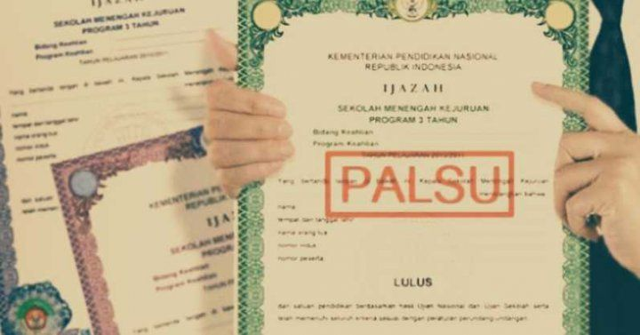 Leonita_Lestari's tweet photo. BERKISAH IJAZAH PALSU DENGAN MIMIK MUKA PALSU
.
.
.

Pada satu sisi, gugatan ijazah Jokowi itu memang menyisakan misteri. Ada atau tidak fisik ijazah itu, pantas atau tidak perkara itu digugat di pengadilan, atau justru ini demi publikasi belaka, kita dibuat bingung. https://t.co/QdILg7LIvo