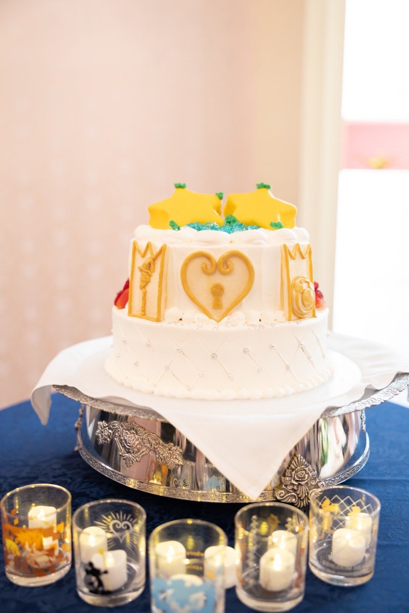 aoidakadayo's tweet photo. めっちゃこだわったウエディングケーキ！KH好き夫婦なのでケーキ入刀はキーブレード、BGMは光、そしてファーストバイトはパオプの実を互いに食べさせ合う…！！やりたいこと全部できた幸せ…
#ほたてあおさ結婚式
#大宮サンパレス
#キングダムハーツ https://t.co/Rq8P4APWFE