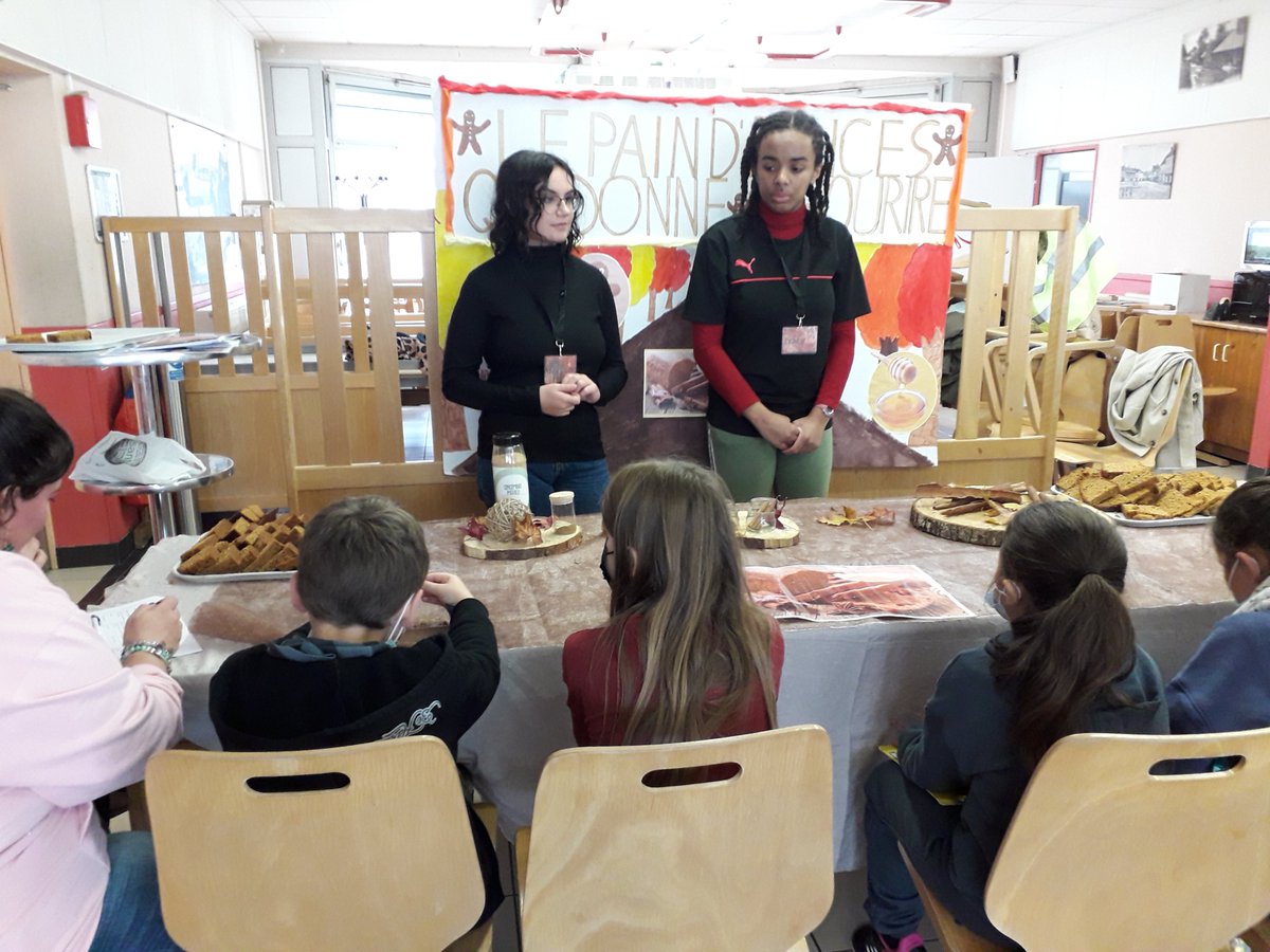 LPABlaRolande's tweet photo. 😋Semaine du goût
A l'occasion de la semaine  du goût, les élèves de 1ère Bac Pro Vente du @LPABlaRolande ont accueilli, jeudi 13 octobre 2022, les écoliers de deux classes de CM1 pour leur présenter notamment les produits de l'établissement.🍯

@Agri_Gouv https://t.co/4YJ6rfgxCy