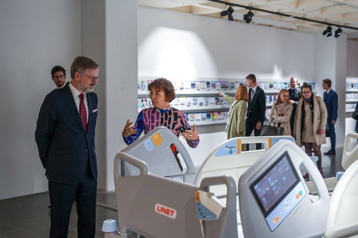 UMPRUMKA's tweet photo. Výstava Design a transformace se včera těšila významné návštěvě. Svou přítomností ji poctil premiér Petr Fiala. Po expozici jej provedla kurátorka Daniela Kramerová. 
Věříme, že se výstava panu premiérovi líbila. Děkujeme za návštěvu!
https://t.co/zN9KK3NrY2 https://t.co/aU9AuOHKz6