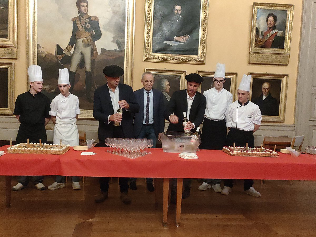 villedauch's tweet photo. ➡️ #Colombelle
Le nouveau millésime est sorti, une occasion pour la municipalité de recevoir et saluer le travail des @JAduGers https://t.co/DonPTnH2aA