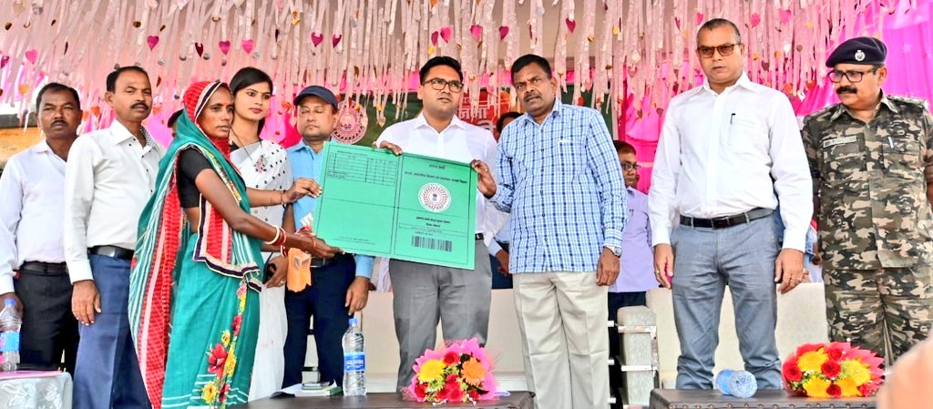 BokaroDc's tweet photo. #SarkarApkeDwar गोमिया प्रखंड के पलिहारी गुरूडीह/गोमिया पंचायत परिसर में अपकी योजना आपकी सरकार आपके द्वार शिविर में ऑन स्पॉट प्राप्त आवेदनों में से स्वीकृत लाभुकों के बीच परिसंपत्ति/स्वीकृत पत्र का वितरण किया। 
@JharkhandCMO
@prdjharkhand 
@RanchiPIB 
@DDNewslive
@SarkarApkeDwar https://t.co/6H0lQipV3l