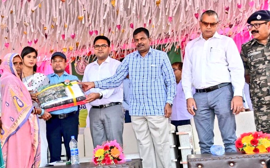 BokaroDc's tweet photo. #SarkarApkeDwar गोमिया प्रखंड के पलिहारी गुरूडीह/गोमिया पंचायत परिसर में अपकी योजना आपकी सरकार आपके द्वार शिविर में ऑन स्पॉट प्राप्त आवेदनों में से स्वीकृत लाभुकों के बीच परिसंपत्ति/स्वीकृत पत्र का वितरण किया। 
@JharkhandCMO
@prdjharkhand 
@RanchiPIB 
@DDNewslive
@SarkarApkeDwar https://t.co/6H0lQipV3l