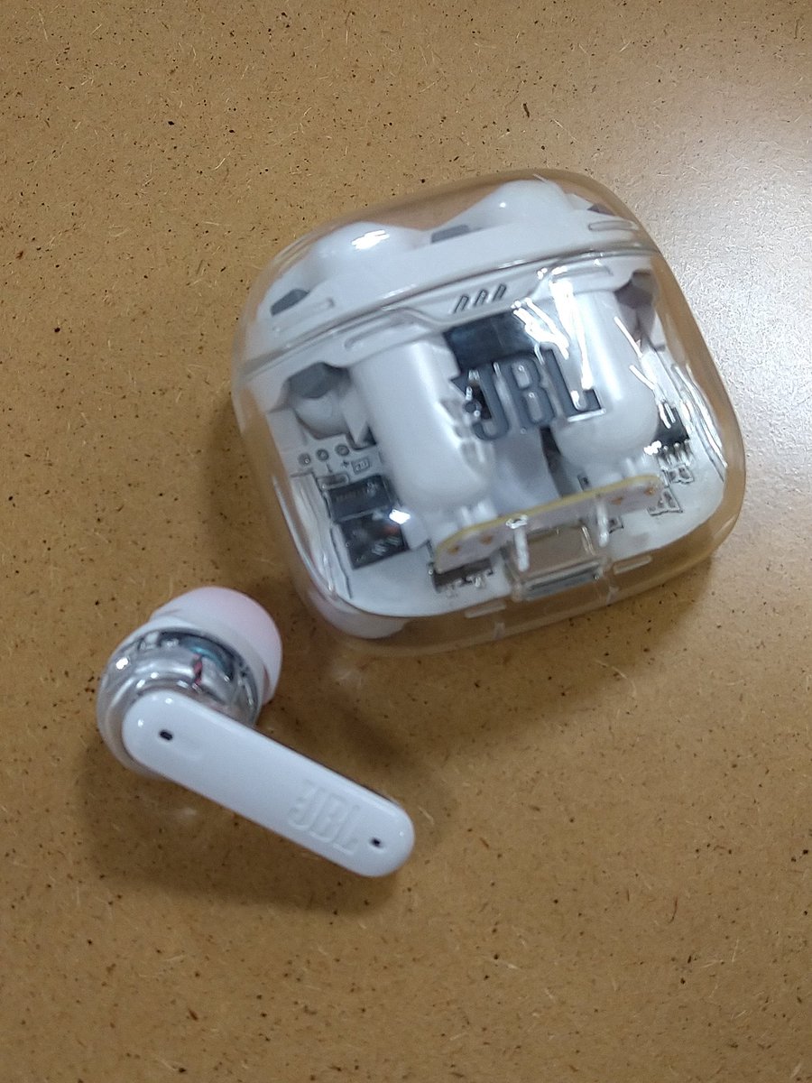 LhySSk9qLR9mbGw's tweet photo. 今日のイヤホン
#JBL #TuneFlex

ノイキャンはモーター音が消えるぐらいで、1万円弱と変わらない。
開放型にしては低音の厚みは感じるし、高音も細かいとこまで鳴ってて、だいぶ良い方。
通話はまずまず。
開放型で外音取り込みも出来る特殊な仕様。
ノイキャンと外音取り込み時に風の音を結構拾う。 https://t.co/mEbGLvCmWE
