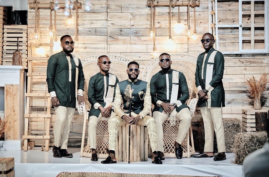Mikolo Uganda (@mikoloug) on Twitter photo Watson and his entourage showed off stellar fashion👌
📸 <a href="/kens_Shot/">Photographer</a>
Outfits by: <a href="/LarryCasual1/">Larry Casual</a> Watson and his entourage showed off stellar fashion👌
📸 <a href="/kens_Shot/">Photographer</a>
Outfits by: <a href="/LarryCasual1/">Larry Casual</a>
