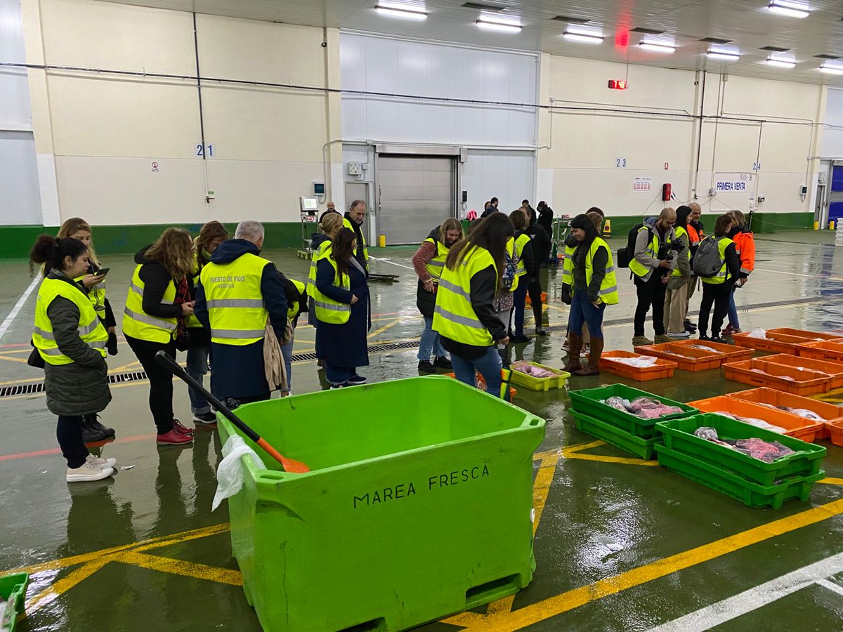 uvigo_emprego's tweet photo. Levantámonos cedo para coñecer o funcionamento da #lonxa do @PuertoDeVigo e algúns dos proxectos de #investigación que están levando a cabo
III xornada científico-técnica #marescirculares unha colaboración entre a @areaemprego @uvigo e @CocaColaCo_es https://t.co/Hw7sBPirXC