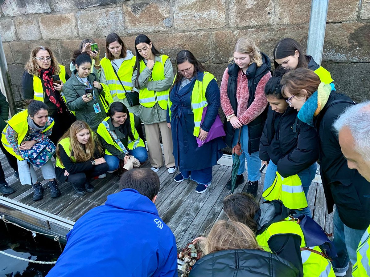 uvigo_emprego's tweet photo. Levantámonos cedo para coñecer o funcionamento da #lonxa do @PuertoDeVigo e algúns dos proxectos de #investigación que están levando a cabo
III xornada científico-técnica #marescirculares unha colaboración entre a @areaemprego @uvigo e @CocaColaCo_es https://t.co/Hw7sBPirXC