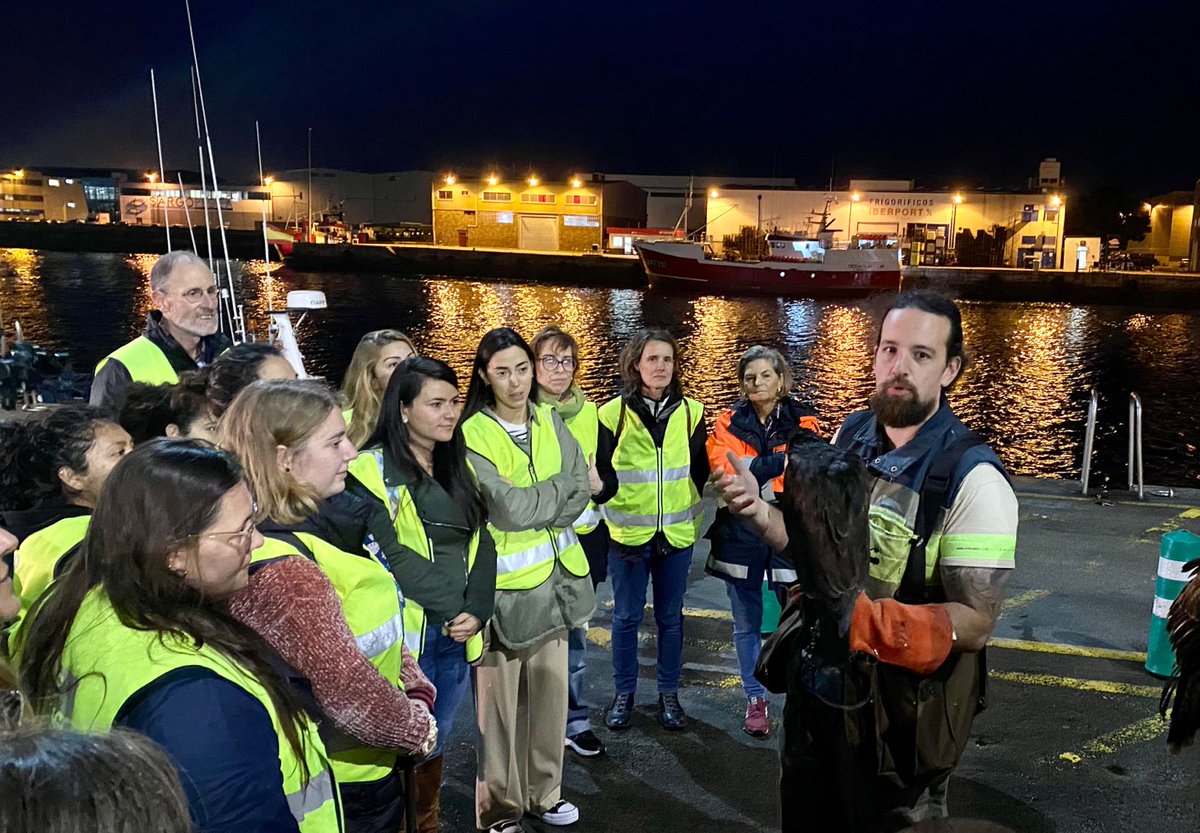 uvigo_emprego's tweet photo. Levantámonos cedo para coñecer o funcionamento da #lonxa do @PuertoDeVigo e algúns dos proxectos de #investigación que están levando a cabo
III xornada científico-técnica #marescirculares unha colaboración entre a @areaemprego @uvigo e @CocaColaCo_es https://t.co/Hw7sBPirXC