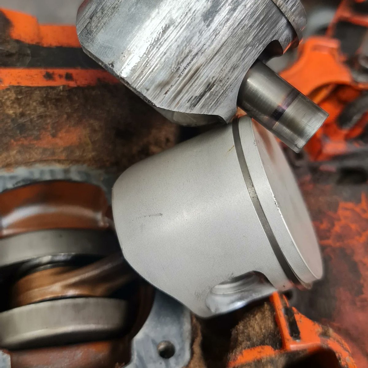 ddhexham's tweet image. Full re-build on a local estate's Husqvarna 357xp this morning.