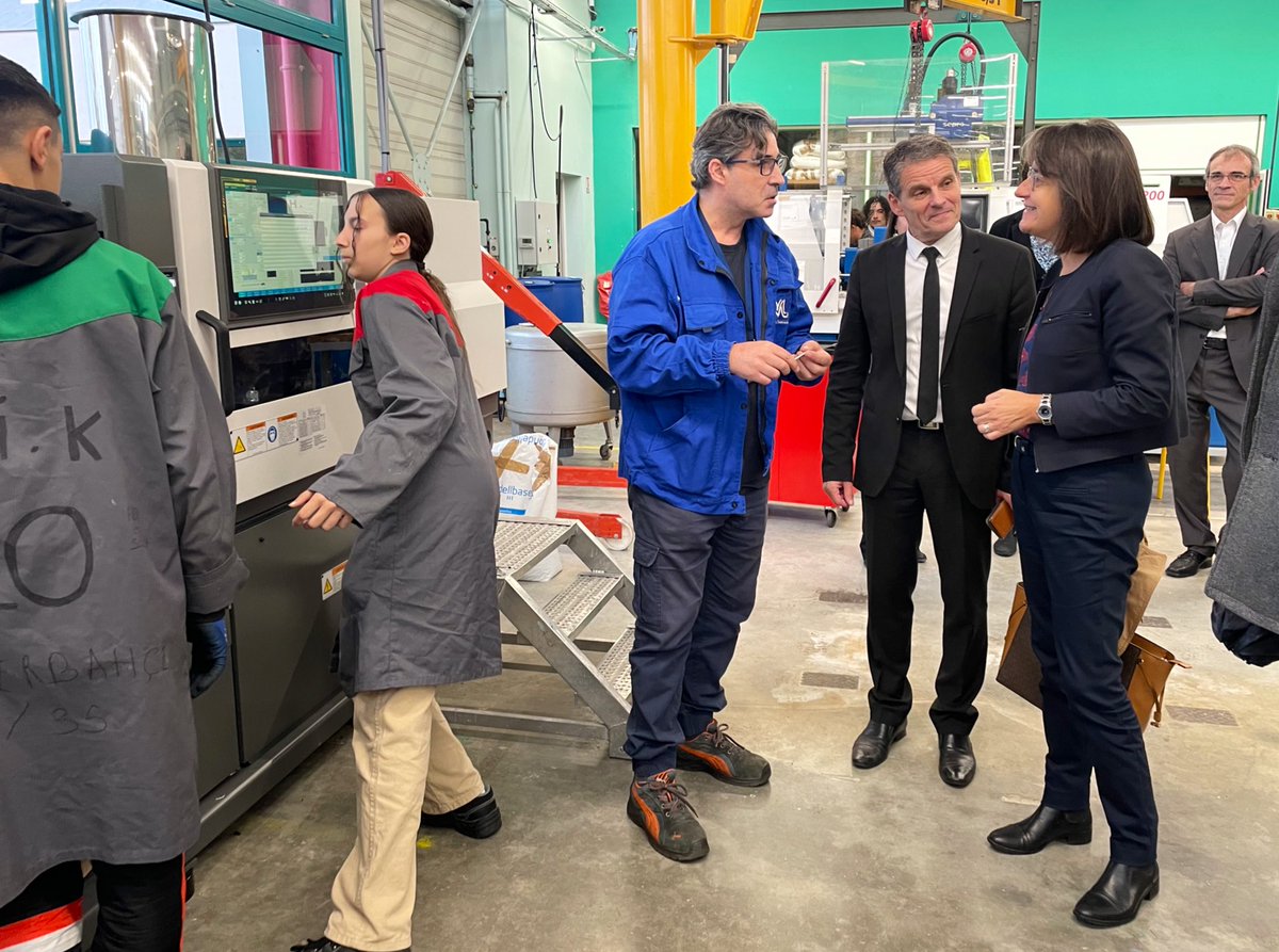 acbesancon's tweet photo. #VoiePro
L’importance de la relation école-entreprise illustrée lors de la visite de la Rectrice @NathalieAlber15 au lycée @NelsonLycee.
Rencontre avec des élèves, les équipes et des entreprises autour de projets conduits dans les filières hydrogène, photovoltaïque et plastique. https://t.co/F6yJBDO3DP