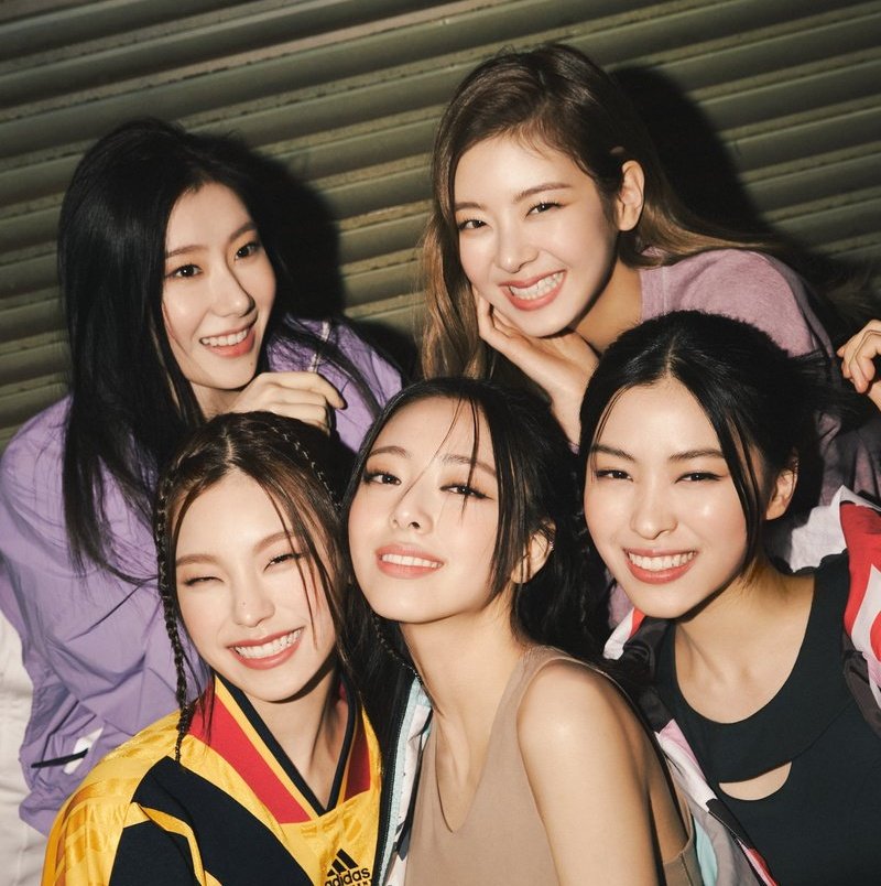 Boys like you 뮤비인데 거울에 있지 girls찍은 추억사진들 잔뜩 붙여놓기ㅋㅋㅋ