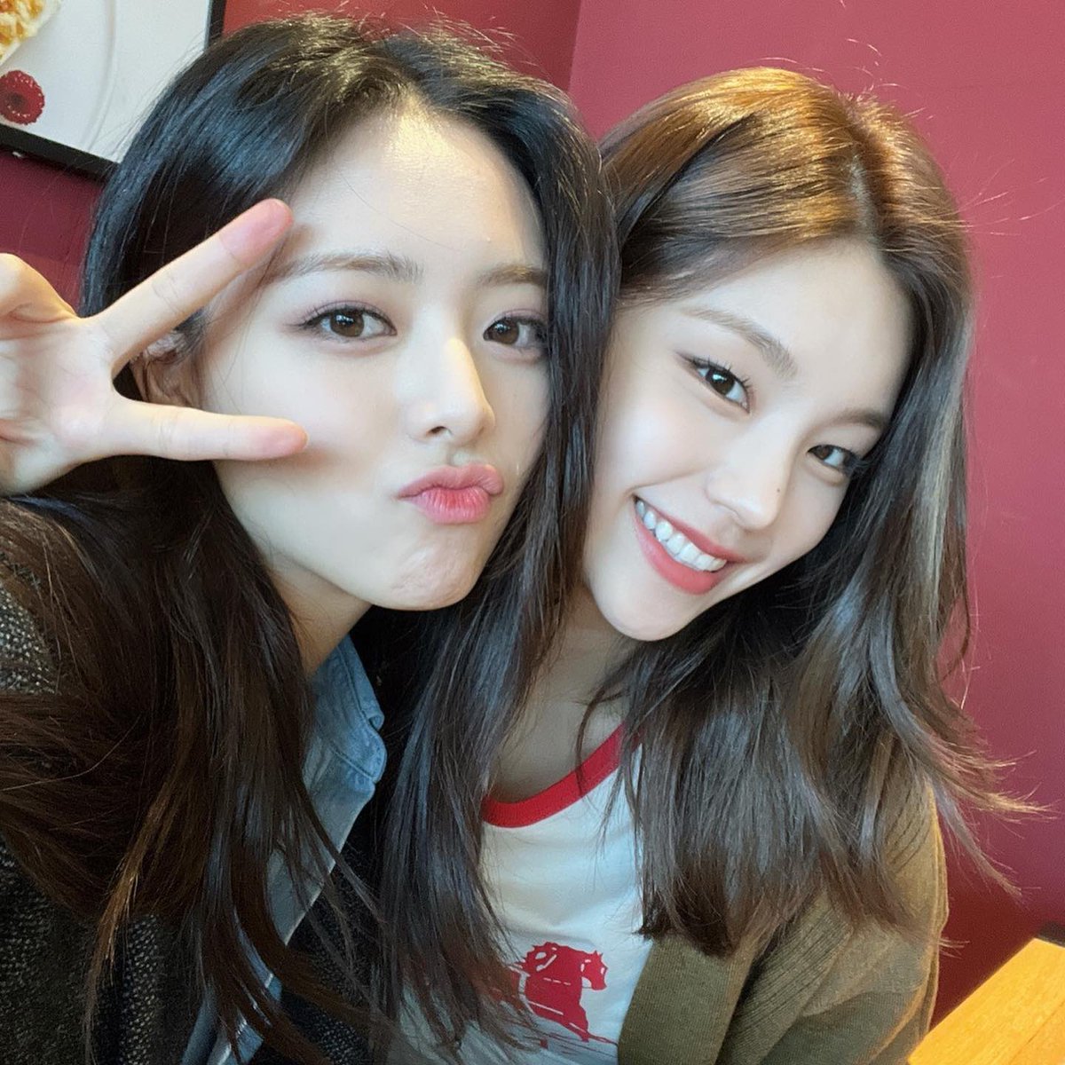 yejibyeol's tweet photo. Boys like you 뮤비인데 거울에 있지 girls찍은 추억사진들 잔뜩 붙여놓기ㅋㅋㅋ https://t.co/v9WVDedIej