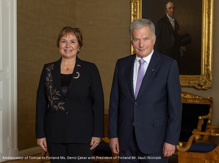 #TeamFinlandTürkiye 🇫🇮🇹🇷 newsletter 10/22 is out now! Many interesting stories on #diplomacy and #business 

Pictured is Ambassador of Türkiye to Finland <a href="/Deniz__Cakar/">Deniz Çakar🇹🇷</a> with President Niinistö. 

Be sure to read Çakar's interview!
LINK: bit.ly/3yUvYVN
@TurkEmbHelsinki