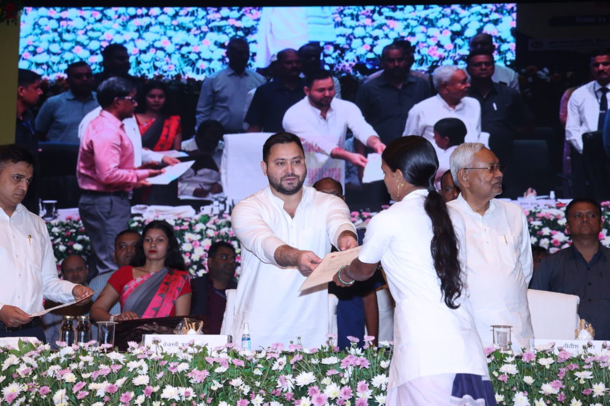 yadavtejashwi's tweet photo. आज बिहार ने इतिहास रचा।

एक ही दिन में एक ही विभाग के नव चयनित 9469 स्वास्थ्य कर्मियों को आज नियुक्ति पत्र सौंपा।

बिहार ने जो राह दिखाई अब पूरे देश को हमारे नौकरी-रोजगार के मुद्दे पर आना ही होगा।हमने 2020 चुनाव में उदाहरण स्थापित किया।अब मा० मुख्यमंत्री के नेतृत्व में कर रहे है। https://t.co/My3UGJ55i7