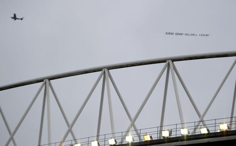 2010-11 sezonunda ise Avram Grant yönetimindeki West Ham, Wigan Athletic karşısında yenilip küme düşünce, maç sırasında Wigan semalarında Millwall taraftarınca hazırlanan 'Avram Grant, Millwall efsanesi' yazılı bir uçak belirdi.