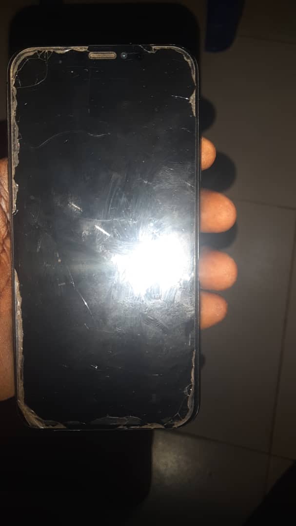 iamyourZaro's tweet photo. Iphone X for sale 
256 gb RAM
Battery life - 83%
Price 120k (Slightly negotiable) https://t.co/dWOr9l2u1q