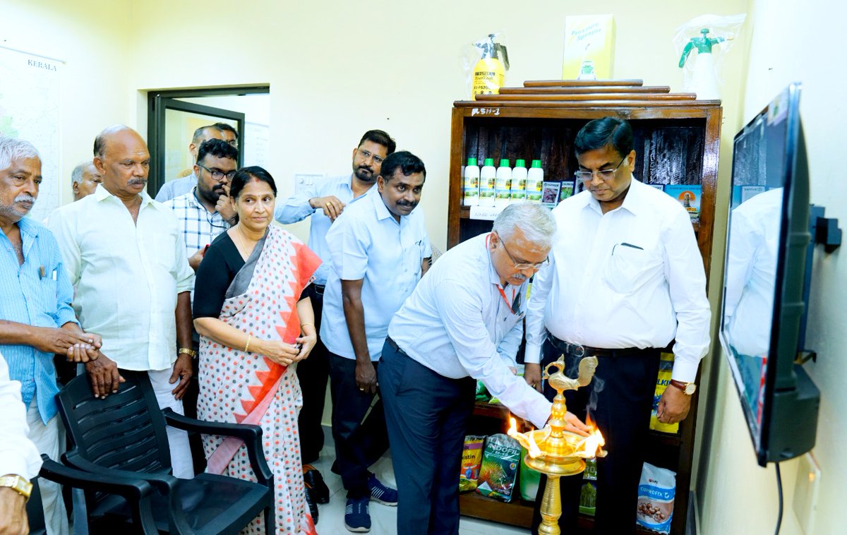 FACTMHO's tweet photo. The Prime Minister also inaugurated 600 Pradhan Mantri Kisan Samruddhi Kendras (PMKSK) under the Ministry of Chemicals &amp; Fertilisers on 17.10.2022. The Pictures of  11 PMKSK's of FACT LTD. https://t.co/ZI0ieP2oFY