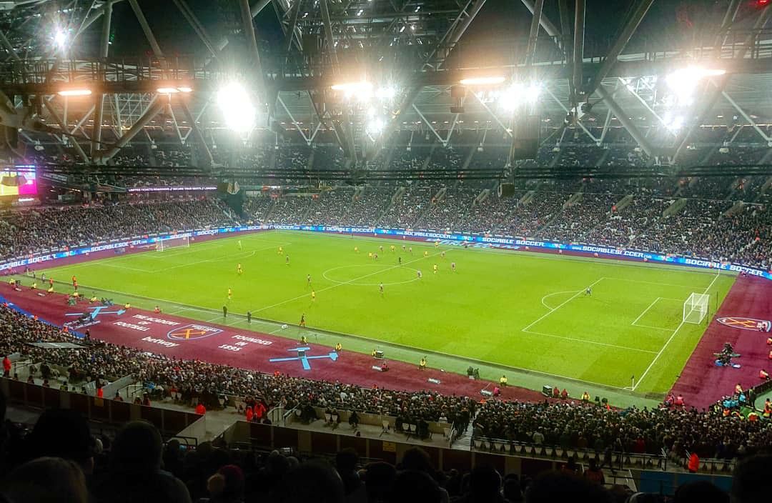 West Ham United, taraftarının pek de hoşuna gitmeyen bir kararla 2016’da 112 yıllık evi Boleyn Ground’dan ayrıldı ve Londra olimpiyat stadyumuna yerleşti. Bunun sonucunda, West Ham United taraftarları ile yönetimin arası fena halde açıldı.