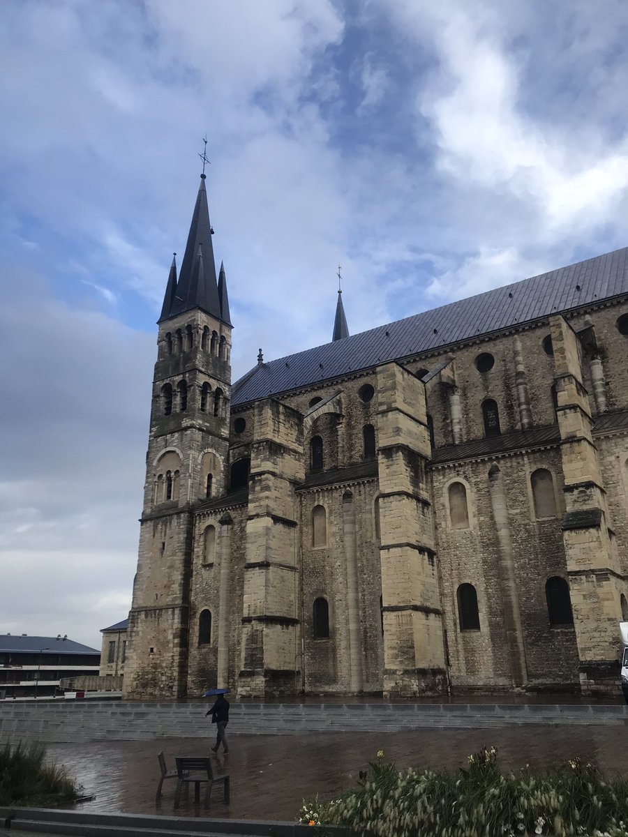 CSchneiderURCA's tweet photo. TP en ville pour les #Master #GEORIS de l’#URCA pour étudier les #pierres et les #altérations dans le #patrimoine #bâti. 
@ComGegenaa @SCIENCES_URCA @universitereims @VilledeReims https://t.co/WL139jdpMF