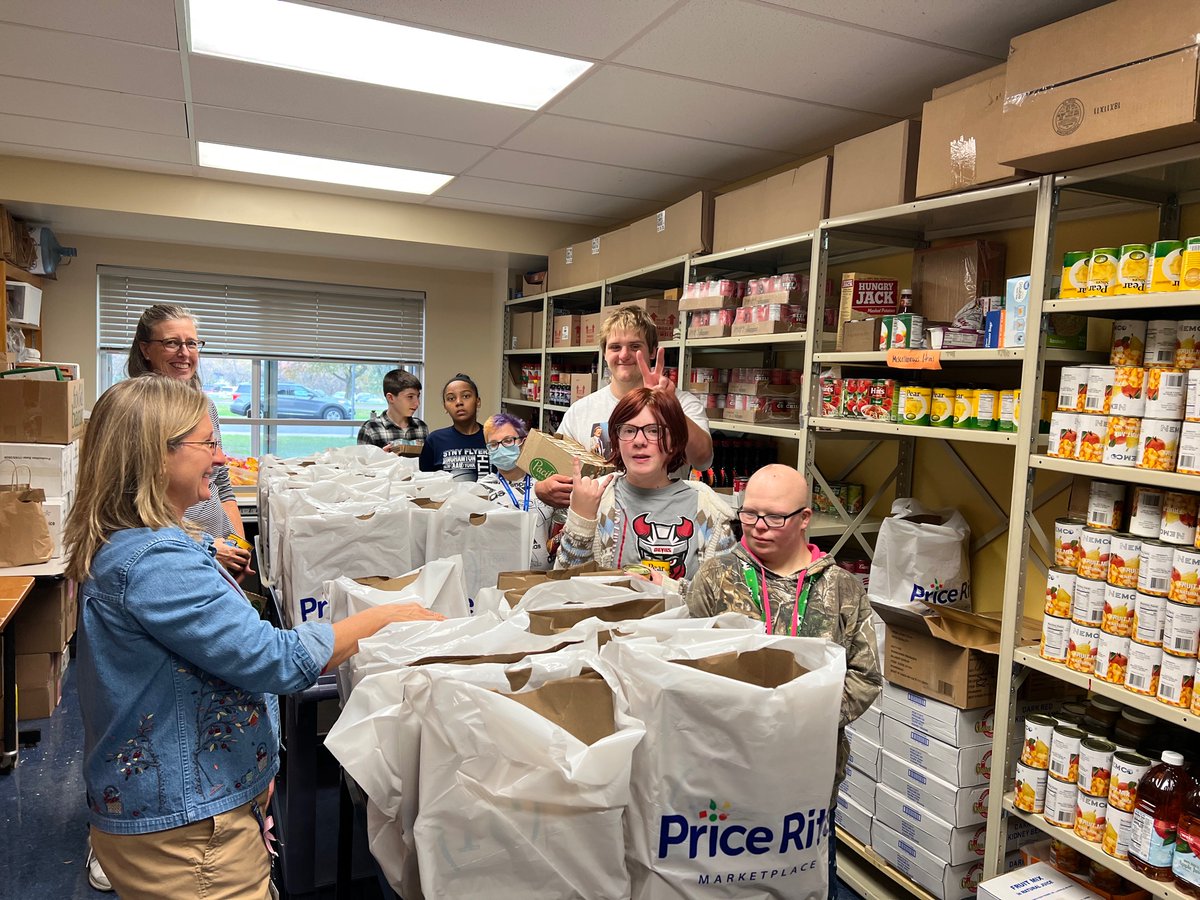 MGeraldWilson's tweet photo. Meals Pantry in full swing @MECSDSpartans!

@JenniferYurko @bwilson724 @Benamo71 @BeardSpartan7 @MrsMurat @sparkybear5 @MrsMacNamee @MariaCFiori1 @KortneeGilmore @VanFossenJason @CiganekMargaret https://t.co/T8UdU5ww5Q