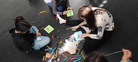 Junto a la Asociación Protección Población Vulnerable APPV y la Gerencia de la Mujer e Igualdad de la @MuniLima , venimos desarrollando el programa educativo “Adolescencias Activando por la Igualdad”, para promover los derechos de los y las adolescentes migrantes y refugiades.