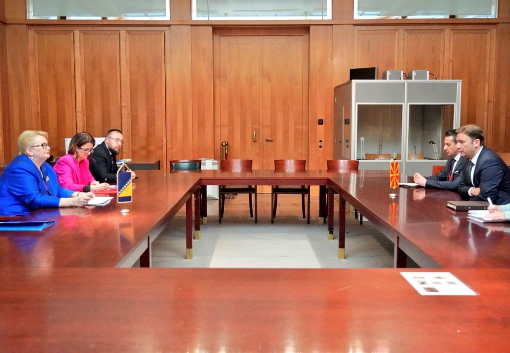On the sidelines of #BerlinProcess mtg with my dear colleague <a href="/BiseraTurkovic/">Bisera Turković</a>. Exch views on our bilateral relations and the 🇪🇺 perspective of both countries. The recommendation for EU candidate status for #BosniaHerzegovina is of crucial geopolitical importance for the #WB. 🇲🇰🇧🇦
