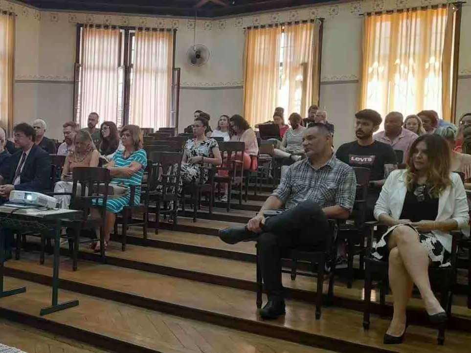 anasilinha's tweet photo. Obrigada pelo conhecimento, escuta, orientação e amparo para continuar a missão de educador. Que seja a primeira de muitas exibições e debates nas escolas da rede municipal e estadual. A semente foi lançada! Você poderá assistir gratuitamente pelo site https://t.co/Rwn4alikIs https://t.co/DSqjDy9u8g