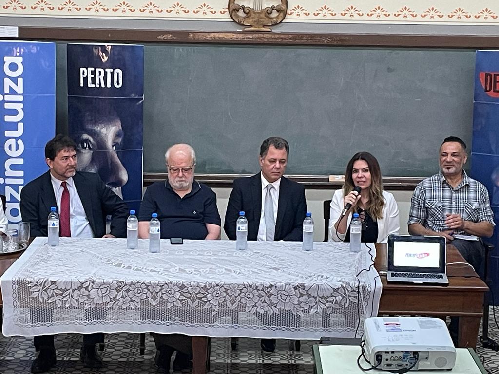 anasilinha's tweet photo. Obrigada pelo conhecimento, escuta, orientação e amparo para continuar a missão de educador. Que seja a primeira de muitas exibições e debates nas escolas da rede municipal e estadual. A semente foi lançada! Você poderá assistir gratuitamente pelo site https://t.co/Rwn4alikIs https://t.co/DSqjDy9u8g