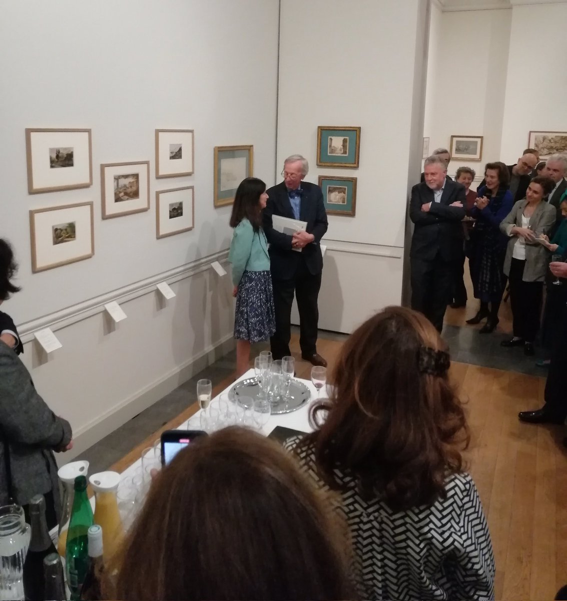 Entourée de ses collègues, disciples et admirateurs, une grande conservatrice tirait sa révérence hier soir parmi les feuilles de la <a href="/FondCustodia/">Fondation Custodia</a> : après 44 ans passés au cabinet des dessins de l'École des <a href="/beauxartsparis/">Beaux-Arts de Paris</a>, Emmanuelle Brugerolles recevait son liber amicorum !