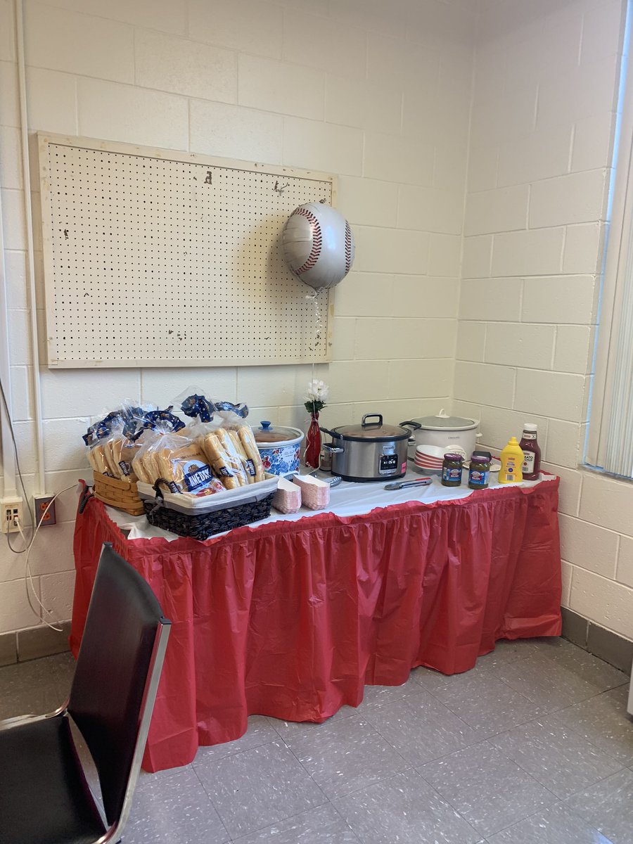 rnigro1207's tweet photo. Shout out to Mrs. Crosby, Mrs. Mastripolito, Mr. Zimmerman and Ms. Palazzi for our Phillies lunch!!
#gophillies @wedgwoodwtps @cfzimmerman https://t.co/JDH7csfPoT