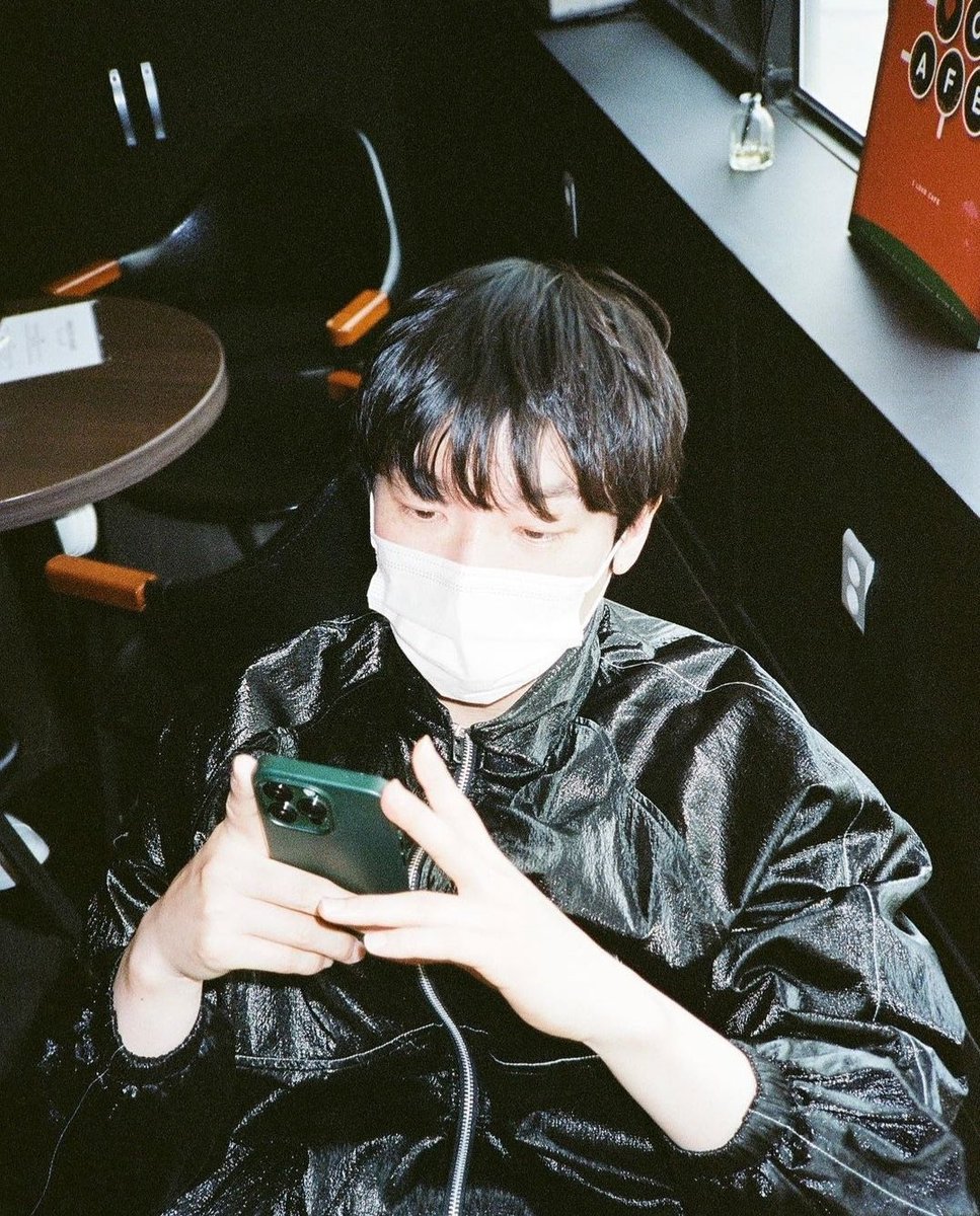 pkhcho's tweet photo. 걍 이 분은 폰만 보고 계실 뿐인데
왤케잘생기신건지 https://t.co/ZCYMP4kTpO