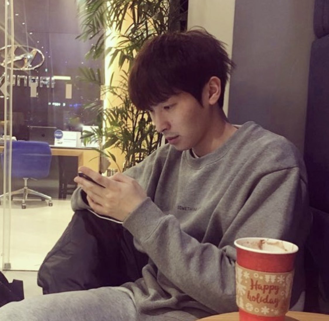 pkhcho's tweet photo. 걍 이 분은 폰만 보고 계실 뿐인데
왤케잘생기신건지 https://t.co/ZCYMP4kTpO