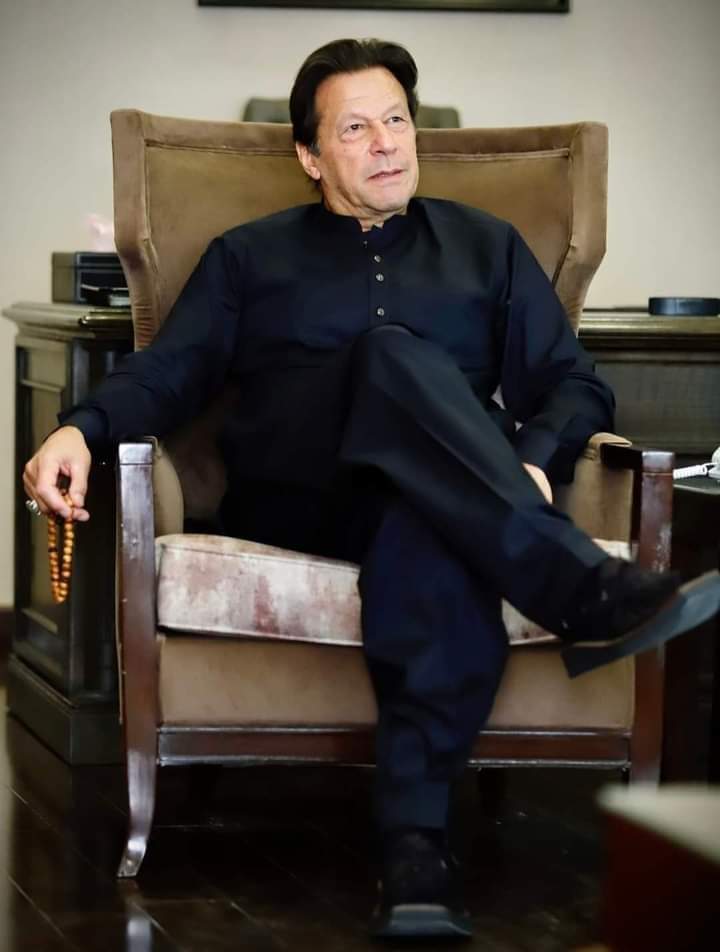 عربی کہاوت ہے اونٹ بیٹھ بھی جائے تو کتوں سے اونچا ہی رہتا ہے✌️