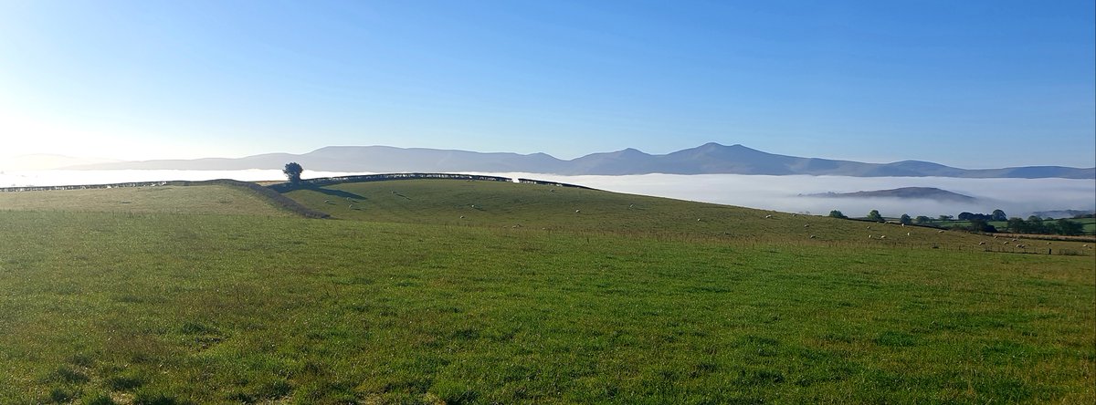 Some cloud inversion from last week - how beautiful the Brecon Beacons and Hay Bluff look from above, on days like these!
#visitbreconbeacons #hayonwye #visitbrecon #britishautumn #autumn #seasons #visitwales