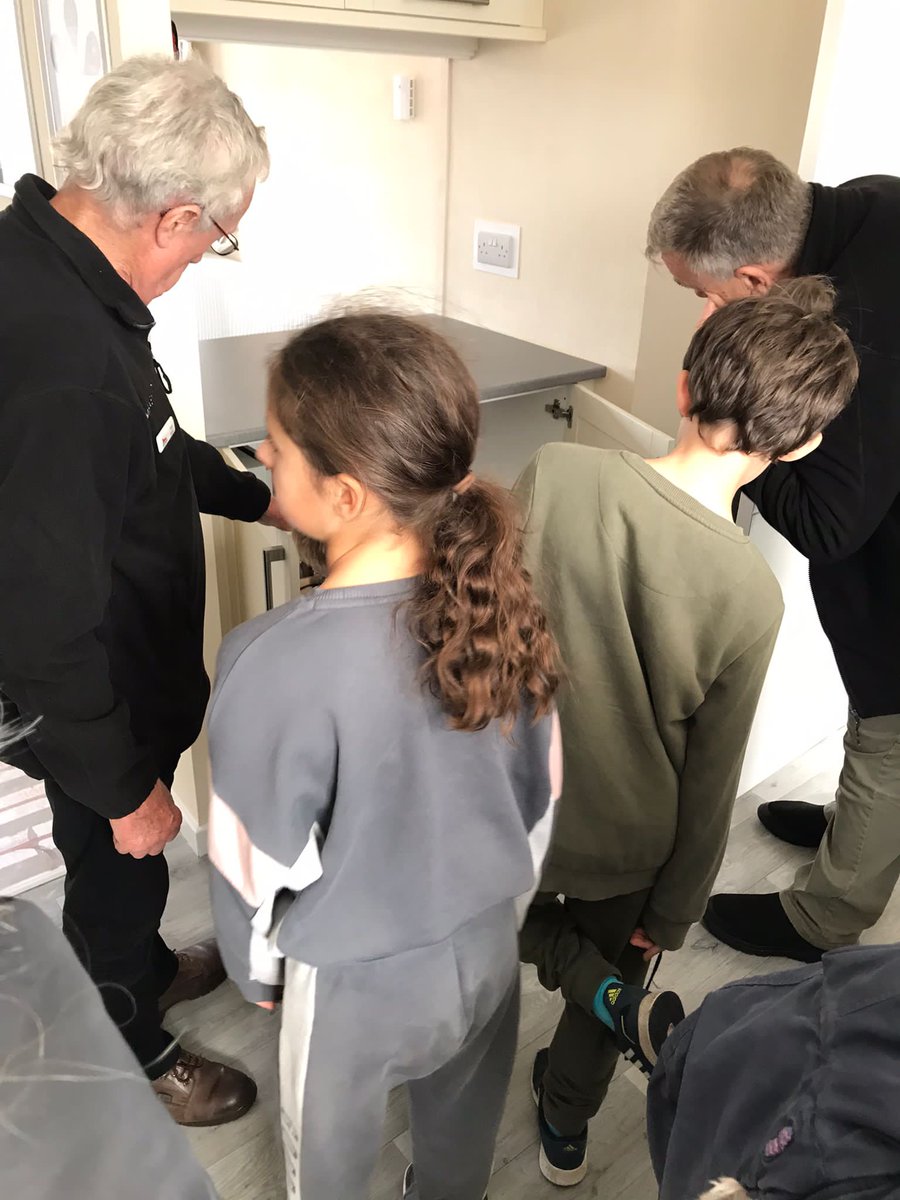 BLOODHOUND_Edu's tweet photo. Thanks to Alan and Holly from @ActiveBuildingC for showing the #Homeschool groups around their site as part of our #sustainable #ClimateChange workshops♻️🌏
#RenewableEnergy @GSTPBerkeley 
Home of such great innovation
With @HPCurtis https://t.co/fOB1t2v6Gq
