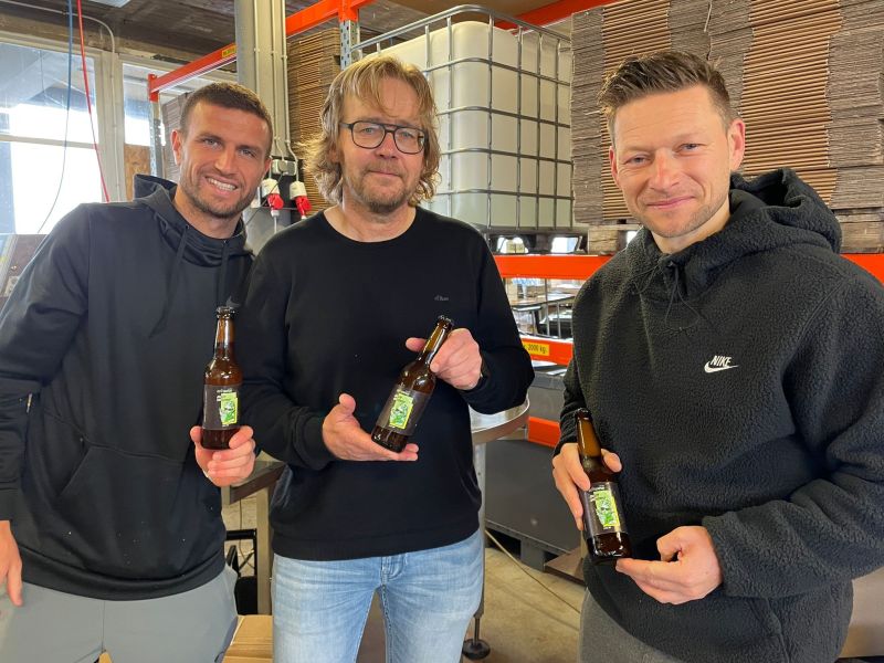 BusNetHaag's tweet image. Er kan besteld worden! #echthaagscadeauborrelpakket #schuimmarcheerder #edwincoret #johnnieuwenburg @daryljanmaat89 bij @MainSales @erikdebeer Speciaal voor Hagenezen en Haagse bedrijven.... mainsales.nl/30502/haags-bo…