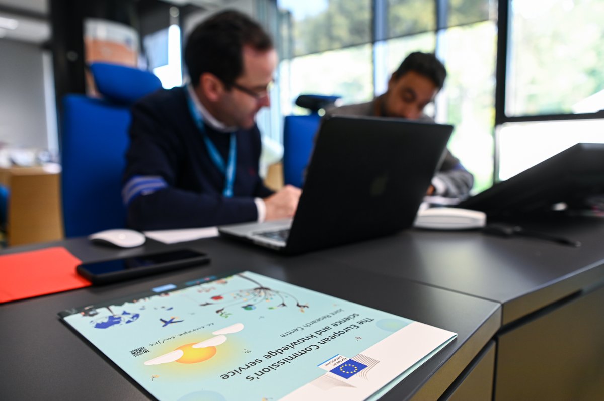 UNESCOEU's tweet photo. 📣In October, 20 participants took part in an engaging discussion &amp; interactive exercises in Ispra 🇮🇹 on the current state of tsunamis Standard Operating Procedures &amp; governing frameworks within @IocUnesco @eu_echo #CoastWAVE project 🌊

➡Project webpage: https://t.co/xVTyFkwzAe https://t.co/HMZjrs2APs