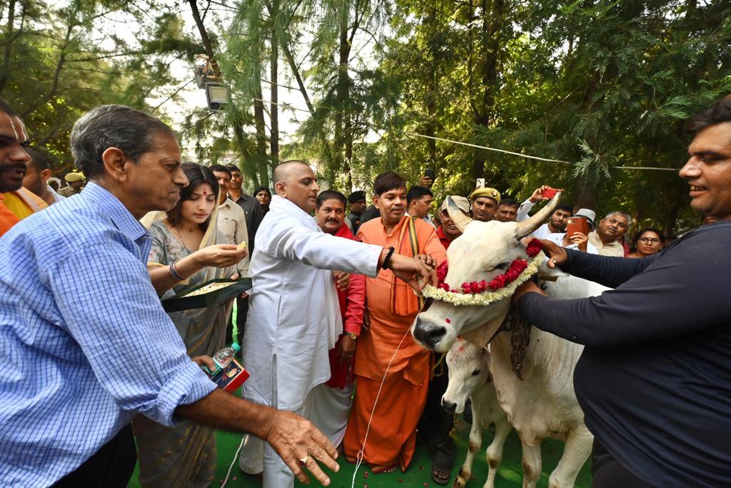 samajwadiparty's tweet photo. श्रद्धेय नेताजी का 'शांति हवन' हुआ संपन्न। https://t.co/8ArQEhrFJC