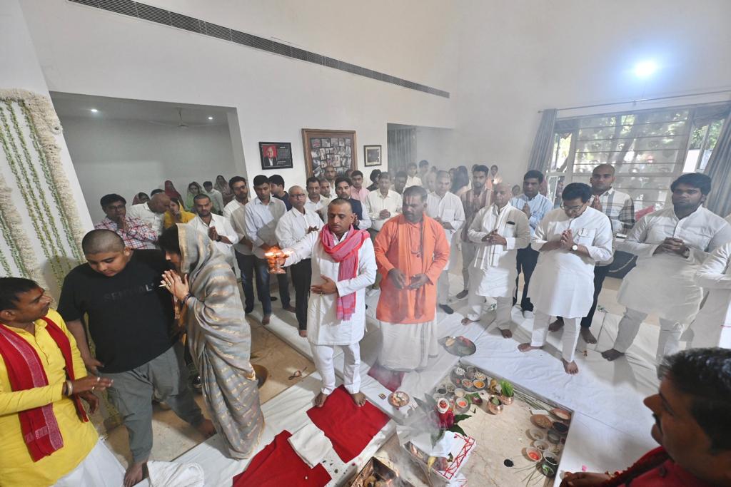 samajwadiparty's tweet photo. श्रद्धेय नेताजी का 'शांति हवन' हुआ संपन्न। https://t.co/8ArQEhrFJC