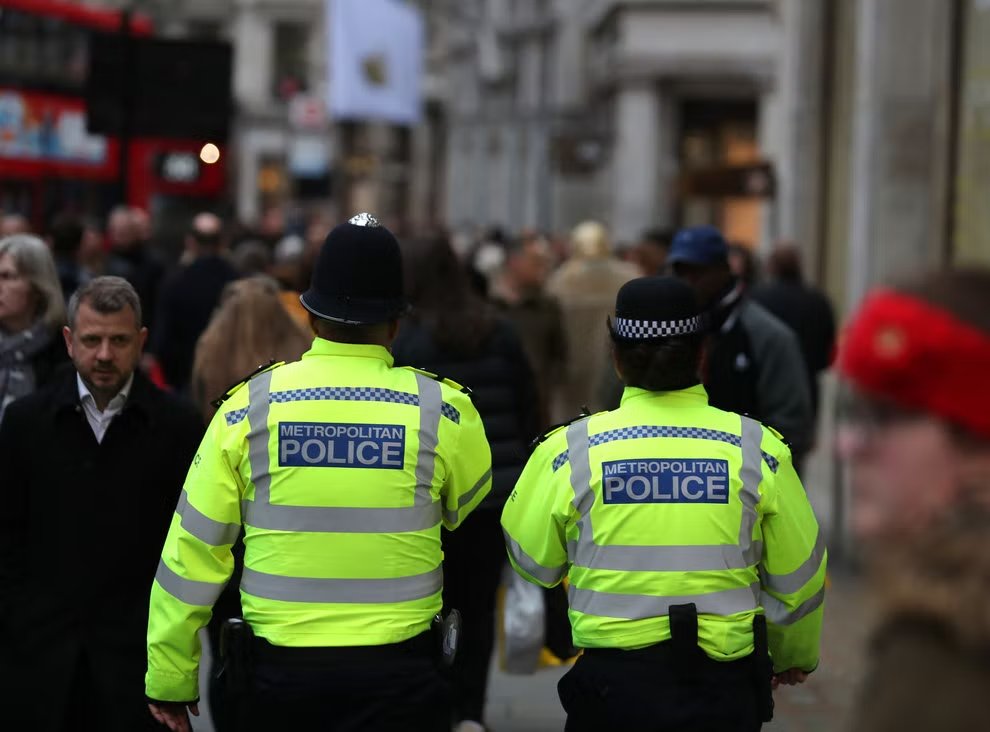 BlackSWNet's tweet photo. The arrest of the Home Office immigration official and former officer of the Met Police, #RobLewis, for setting up a WhatsApp group circulating racist messages has been noted by BSWN as alarming but not surprising.
Read our blog here ➡️ https://t.co/gflQXWF8t6 https://t.co/oVSIKtWJeR